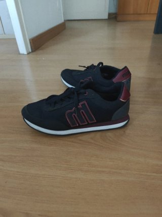 Zapatillas Mustang Talla 40 Negras y Rojas