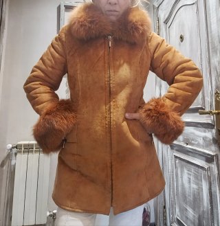Abrigo de Antelina Camel con Pelo en puños y cuell