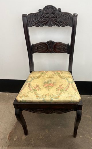 Silla de madera maciza tallada clásica.