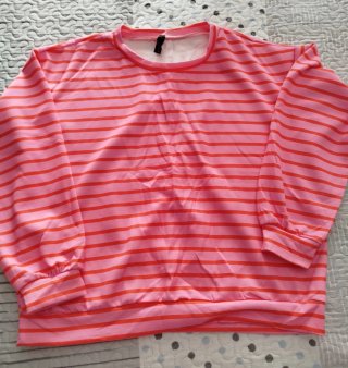 Sudadera de rayas rosa y roja
