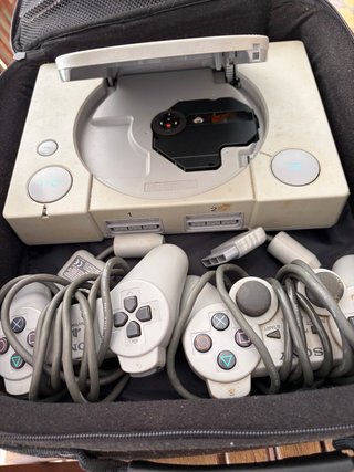 PlayStation 1 con 2 mandos