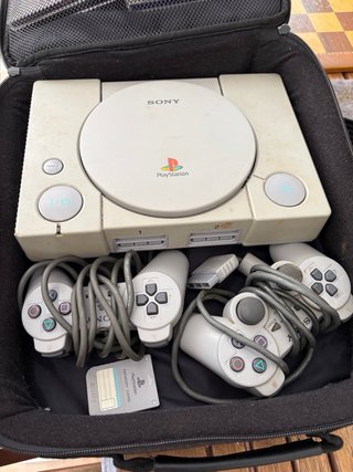 PlayStation 1 con 2 mandos