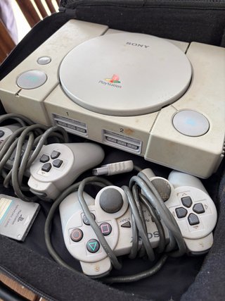 PlayStation 1 con 2 mandos