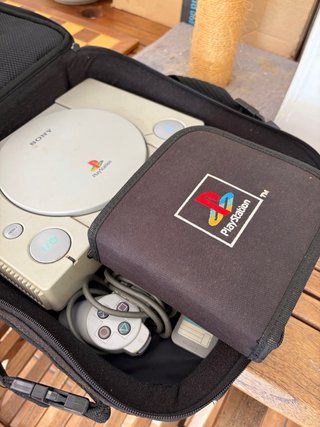 PlayStation 1 con 2 mandos