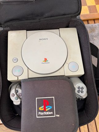 PlayStation 1 con 2 mandos