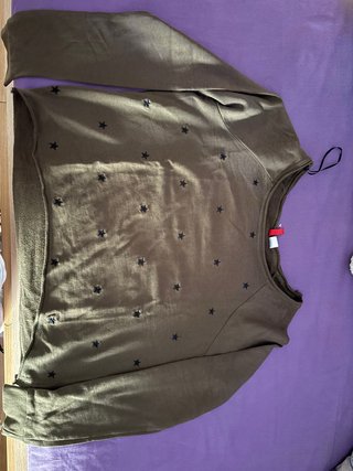 Camiseta manga larga verde con estrellas