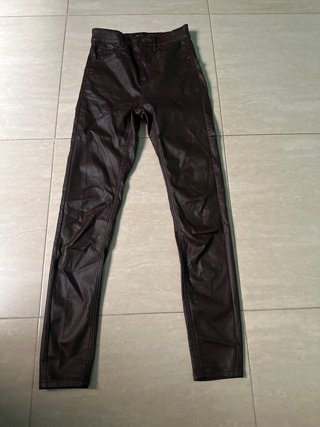 Pantalones efecto piel Stradivarius marrones