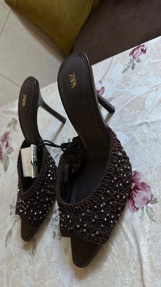 Zapatos de tacón Zara marrones