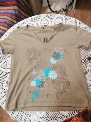 Camiseta beige con flores y Serenity