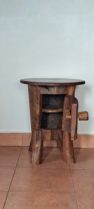 Mesita auxiliar de madera rústica