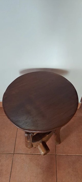 Mesita auxiliar de madera rústica
