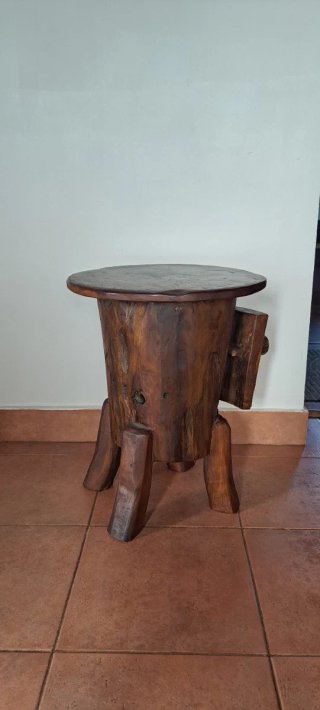 Mesita auxiliar de madera rústica