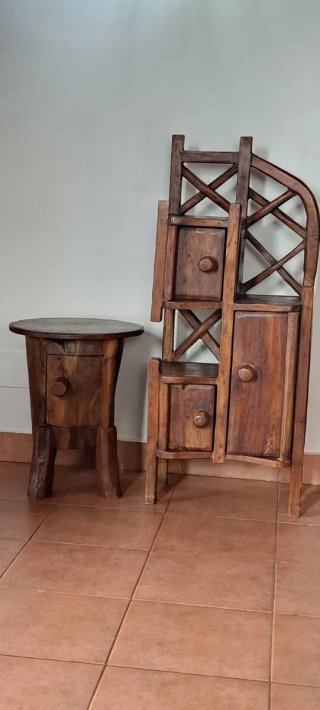 Mesita auxiliar de madera rústica