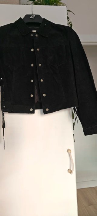 Chaqueta negra con cordones