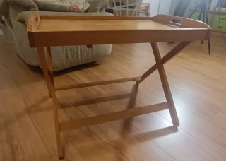 Mesa auxiliar de bandeja, en madera y plegable.
