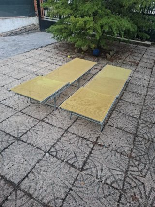 Lettini pieghevoli gialli e verdi