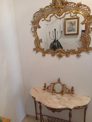 Mesa de entrada dorada y mármol, espejo y perchero