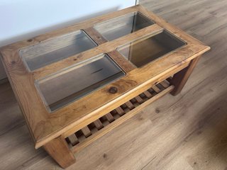 Mesa de centro de madera y cristal