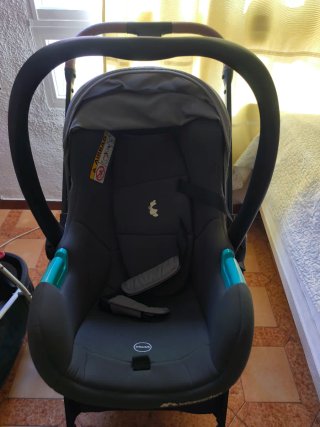 Due passeggini in vendita, uno al 60% e l'altro all'80% di sconto