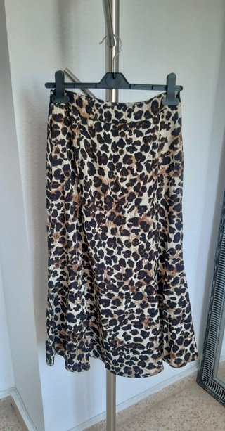 Falda de corte midi. Nueva sin estrenar. Estampado