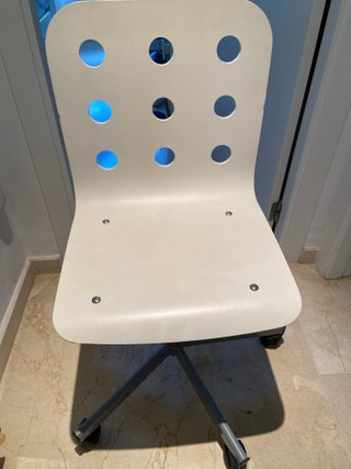 Silla de escritorio blanca de madera Ikea.