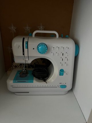 Máquina de coser blanca y turquesa