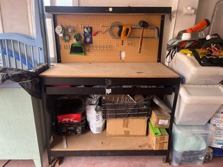 Mesa de Trabajo con Panel de Herramientas