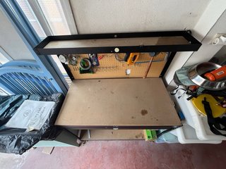 Mesa de Trabajo con Panel de Herramientas