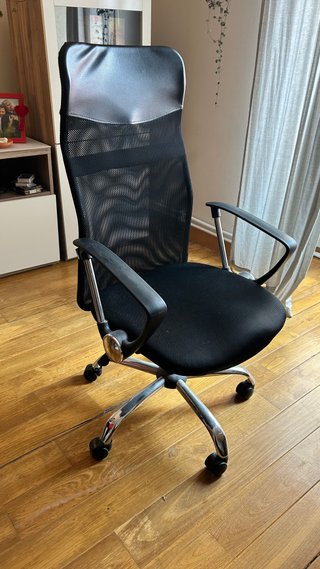 Silla de oficina ergonómica negra