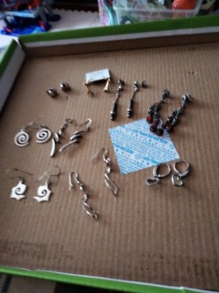 Pendientes de plata con detalles rojos
