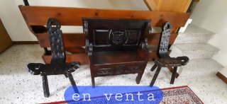 Sillón y 2 sillas de madera oscura