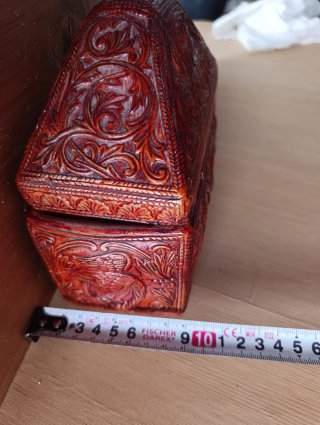 Caja religiosa tallada
