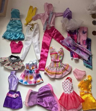 Lote de ropa y accesorios para muñeca
