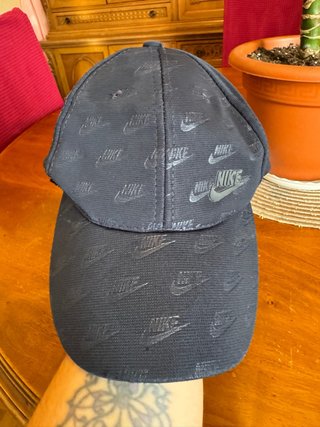 Gorra Nike Negra con Logo Repetido