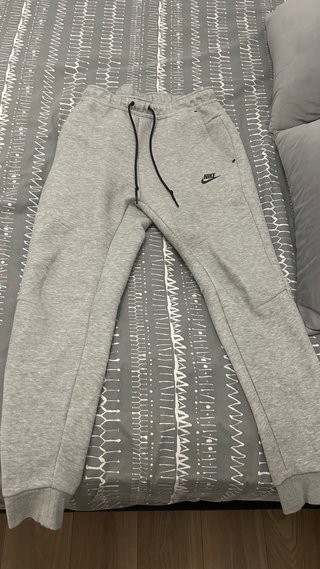 Pantalón Nike Tech Gris