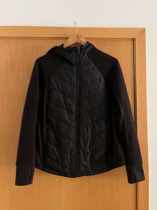 Chaqueta acolchada H&M con capucha estilo deporte