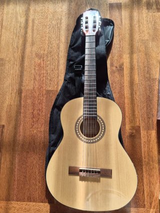 Guitarra Clásica Pequeña con Funda