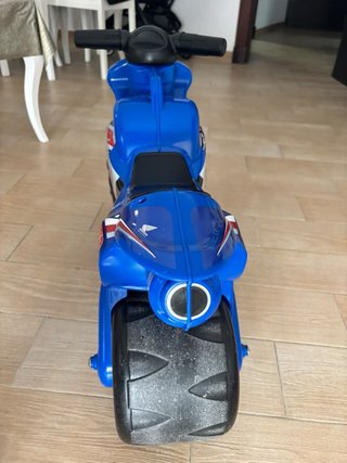 Moto de juguete azul