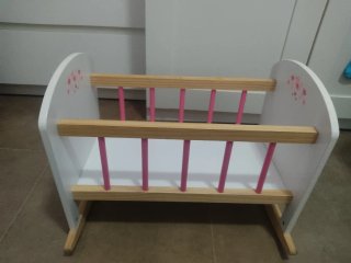 Cuna de juguete blanca con detalles rosas