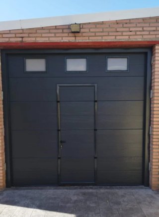 Puerta de garaje seccional con puerta peatonal