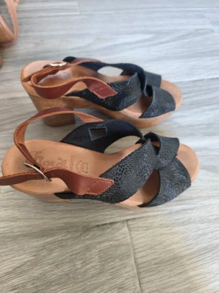 Sandalias de tacón negras y marrones