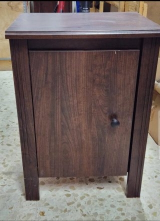 Mesa de noche de madera