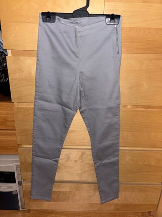 Pantalones grises ajustados con cremallera