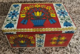 Caja metálica antigua