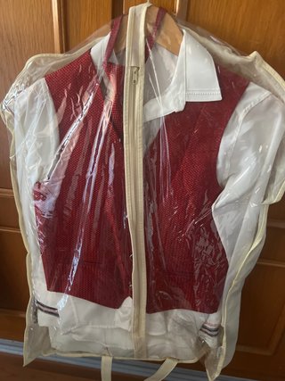 Traje de comunión rojo y blanco