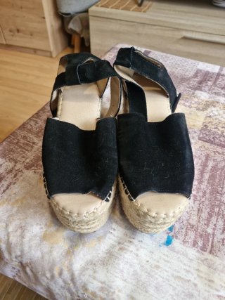 Sandalias negras cuña esparto