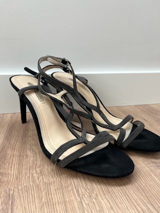 Sandalias de tacón negras de Zara Woman