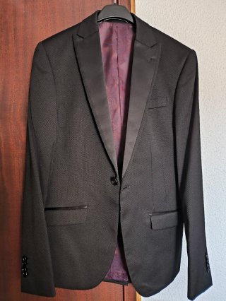 Traje de hombre negro talla M con camisa blanca