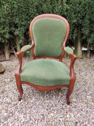 Butaca antigua estilo Luis XV – madera y terciopel