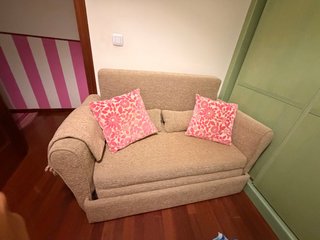 Sofá cama beige en perfecto estado